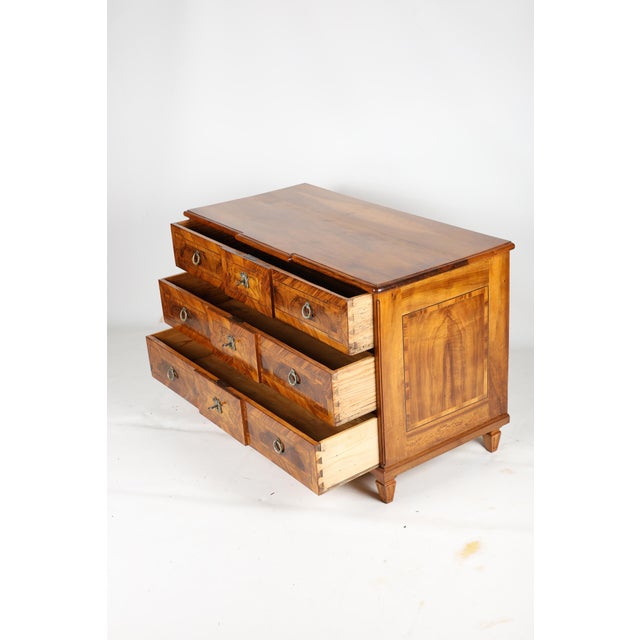 Louis Seize Chest of Drawers in Walnut, 1790 For Sale - Image 6 of 18