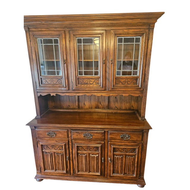 1980s Ethan Allen Hutch China Cabinet Royal Charter Oak Leaded Glass Jacobean For Sale - Image 9 of 15