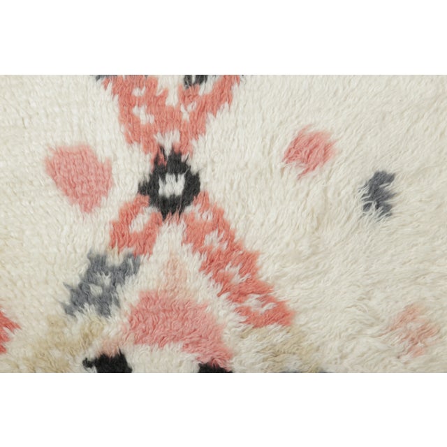 Rug & Kilim Contemporary Moroccan Shag Wool Gift-Sized Rug in Cream by Rug & Kilim, India For Sale - Image 4 of 4