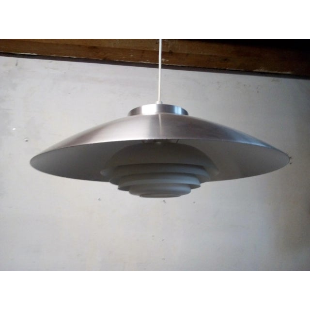 Due to the aluminium slats and the opal glass, the lamp does not shine directly. Ideal lamp for table lighting! European...