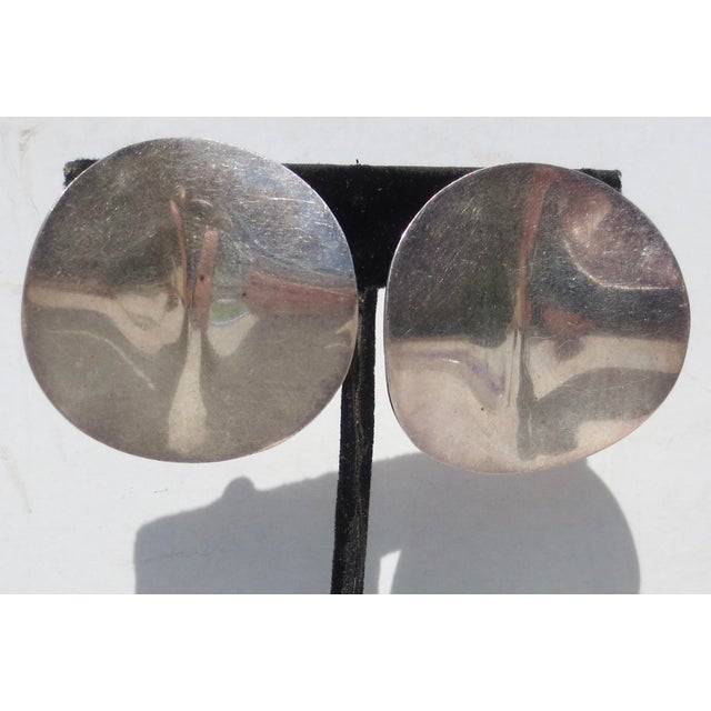 Siler disk with organic folding curve. The clip-on disks are marked on one earring MEXICO Sterling TC103. The measurements...