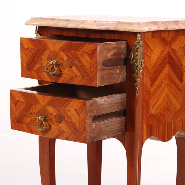 1950s Pair of French Louis XV Style Bronze-Mounted Marble-Top Nightstands, C. 1950 For Sale - Image 5 of 5