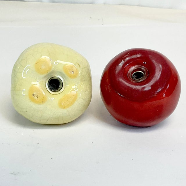 Light Yellow 1980s Vintage Portuguese Arts & Crafts Majolica Pear & Apple Salt and Pepper Shakers - Thanksgiving For Sale - Image 8 of 8