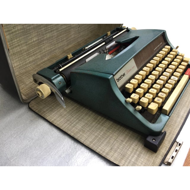 Vintage Deluxe 1522 Typewriter from Brother For Sale - Image 4 of 15