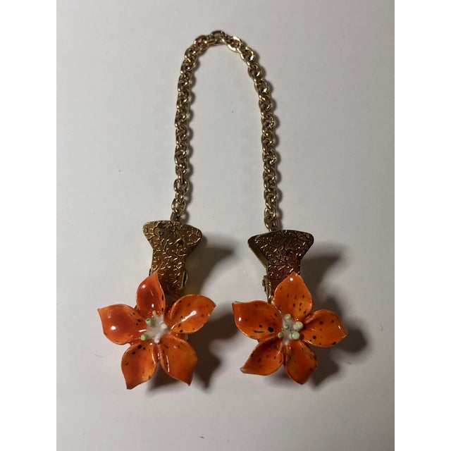 1950s England Enamel Flowers on Chain Scarf Clip / Sweater Guard For Sale - Image 6 of 9