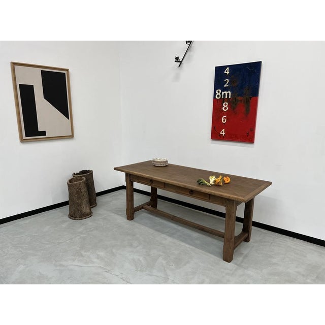 This very good quality cabinetmaking work of the 1950s is made up of fully pegged assemblies and associates two noble...