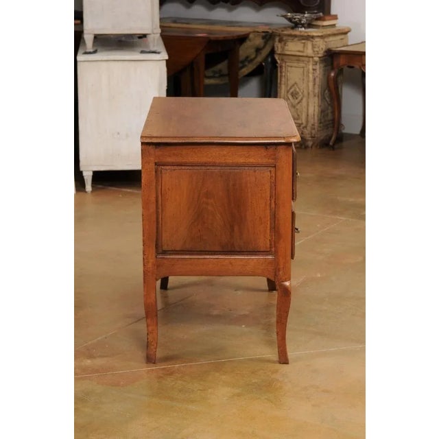 1790s French Louis XV Walnut Commode Sauteuse with Two Drawers and Cabriole Legs For Sale - Image 12 of 13