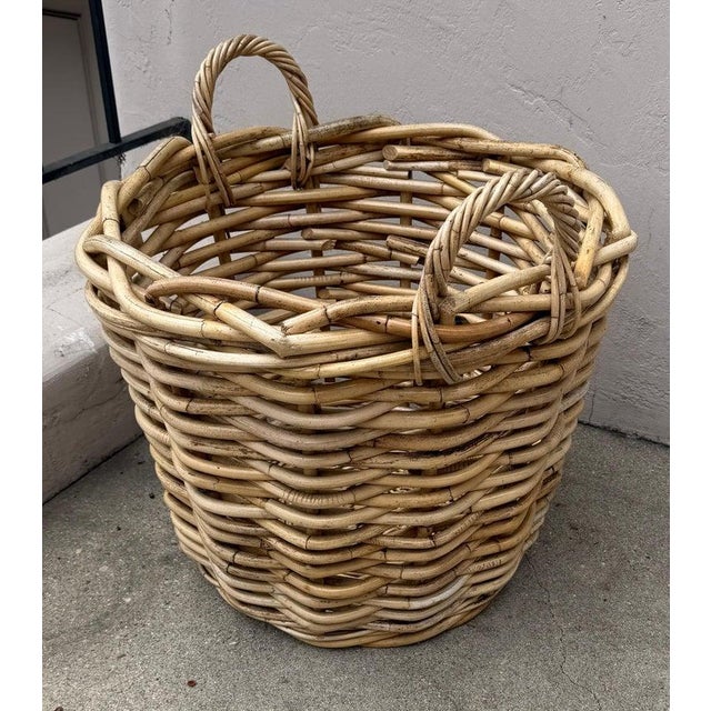Large natural wooden laundry basket. This basket is made from bent wood and is a strong ans sturdy piece.