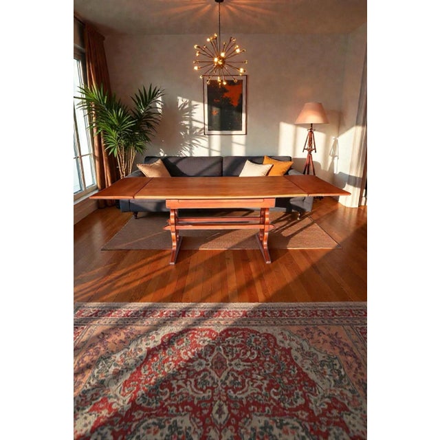 Beautiful craftsmanship - gorgeous two-tone table. The main top and side extension wood grains have a slight 3D effect...