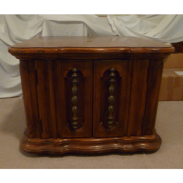 MCM 1970s Drum wood grain storage side table. This is a fabulous looking side table of quality wood with a nice curved...