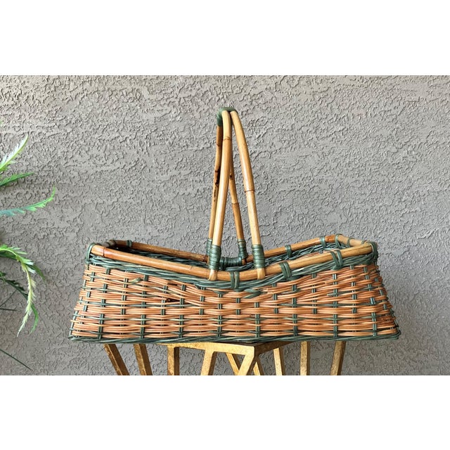 Excellent Pre-Owned Condition. Take a look at this attractive and sturdy baker’s-style basket. Its inspiration comes from...