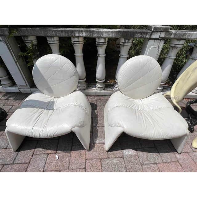 Selling One Only - Leather has consistent wear with age The foot of the chairs: the chrome has some rust Please check all...