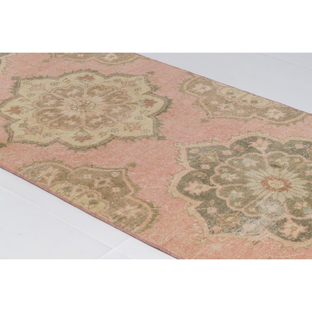 1960s Neutral Entryway Rug For Sale - Image 4 of 10