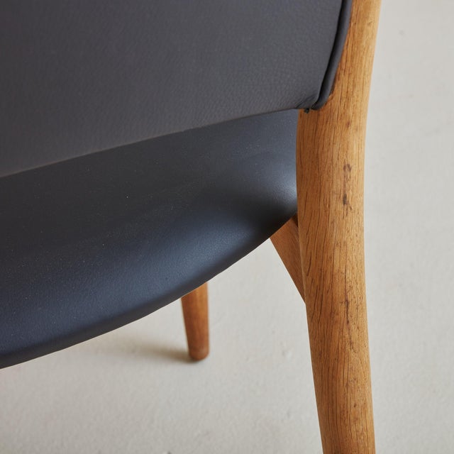 Mid-Century Modern 'Sw86' Black Vinyl + Oak Dining Chair by Finn Juhl - 3 Available For Sale - Image 3 of 11