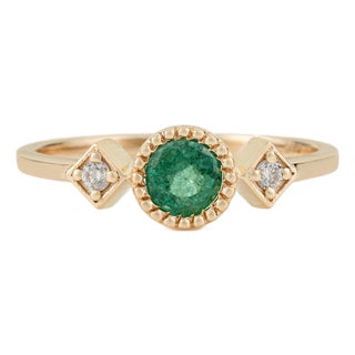 Round Emerald Trilogy Vintage Ring With Diamonds in 14k Yellow Gold Size 4 For Sale