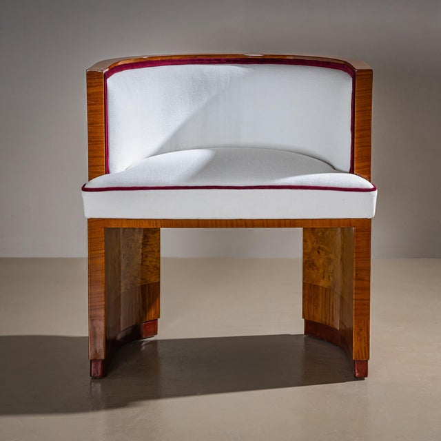 Set of three armchairs and a matching pouf (32 x Ø40 cm) from the Art Deco period. The curved backrests are veneered in...