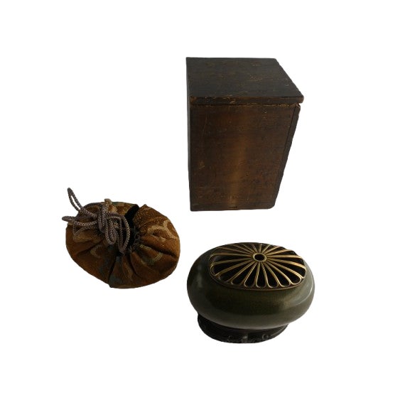 Mid 18th Century Song Dynasty Chinese Censer With Silk Purse and Wooden Presentation Box For Sale - Image 4 of 5