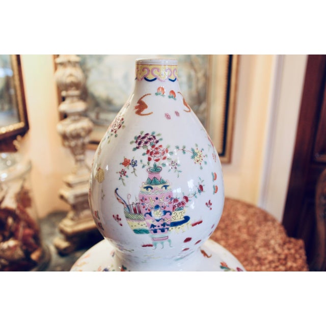 White Pair of Chinese Export Double Gourd Porcelain Vases in the Hundred Antiques Pattern For Sale - Image 8 of 12