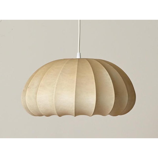 1960s Mid-Century Modern Beige Flat Dome Cocoon Pendant Light by Achille Castiglioni for Hille, Italy, 1960s For Sale - Image 5 of 10