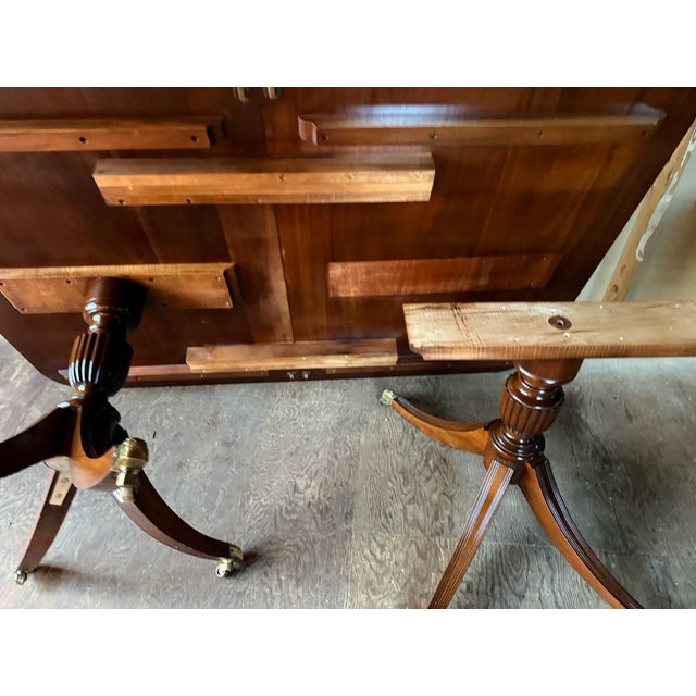 Vintage Regency Style Cross Banded Mahogany Dining Table With 2 Leaves by Biggs Furnture For Sale - Image 15 of 18