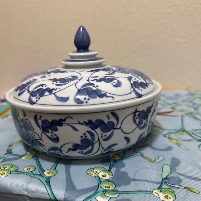 1960s Vintage Chinese Blue and White Porcelain Lidded Small Serving Bowl Chinoiserie Peony For Sale - Image 5 of 7
