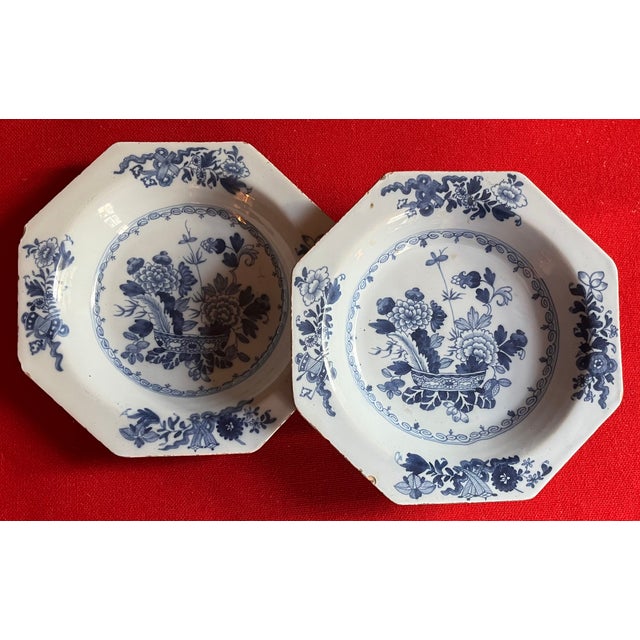 Antique 18th Century Blue & White Delft Chinoiserie Octagonal Soup Plates in the Chinese Export Style Circa 1750 - A Pair For Sale In New York - Image 6 of 15