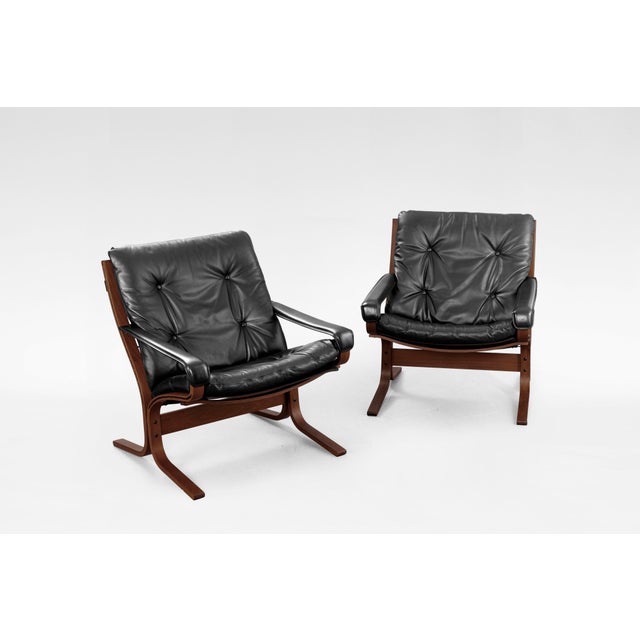 Ingmar Relling Vintage Siesta Chairs and Ottoman in Black Leather and Plywood by Ingmar Relling for Westnofa, 1960s, Set of 3 For Sale - Image 4 of 4