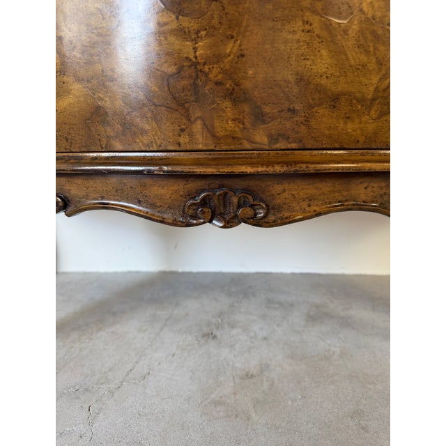 Italian Louis XV Style Bombe Burlwood Chest With Cabriole Legs For Sale - Image 10 of 18