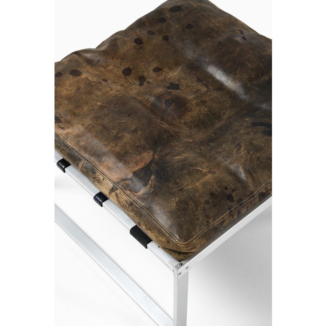 Stools & Side Table in Aluminium, Glass and Leather by Jörgen Høj, 1960s, Set of 3 For Sale - Image 6 of 7