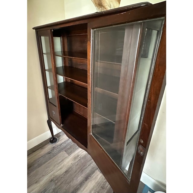 Vintage Early-Mid 20th Century Queen Anne Mahogany China Cabinet For Sale - Image 4 of 12