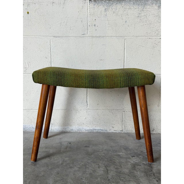 1960s Green Fabric Ottoman With Walnut Legs Mid-Century Modern 1960s For Sale - Image 5 of 10