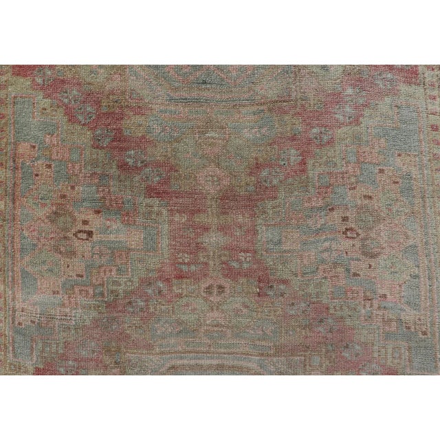 Vintage Turkish Double Medallion Oushak in Neutral Earth Tones 4'5 X 8'0 For Sale - Image 4 of 10