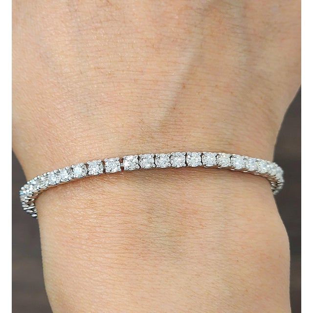 Modern 4.92 Ct Diamond Tennis Bracelet For Sale - Image 3 of 8