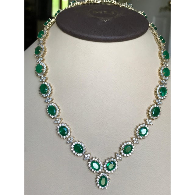 37 Ct Oval Shape Natural Emerald & 22 Carat Diamond Necklace & Earring Suite For Sale - Image 10 of 18