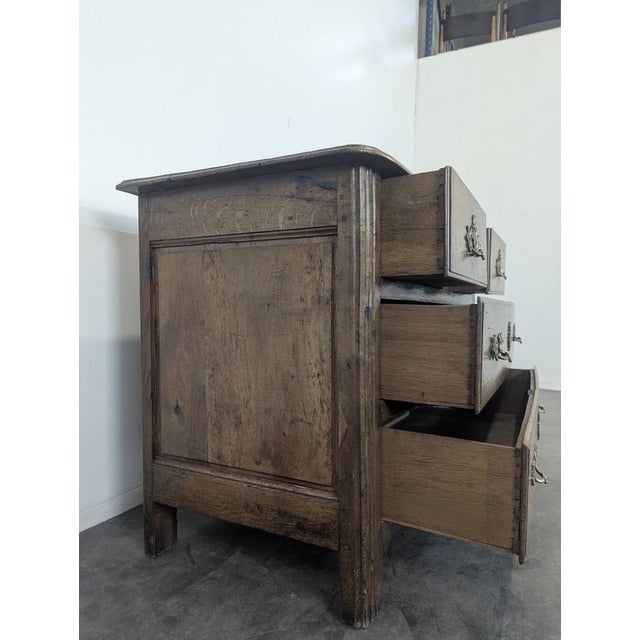 Chest of Drawers in Walnut, 18th Century For Sale - Image 3 of 9