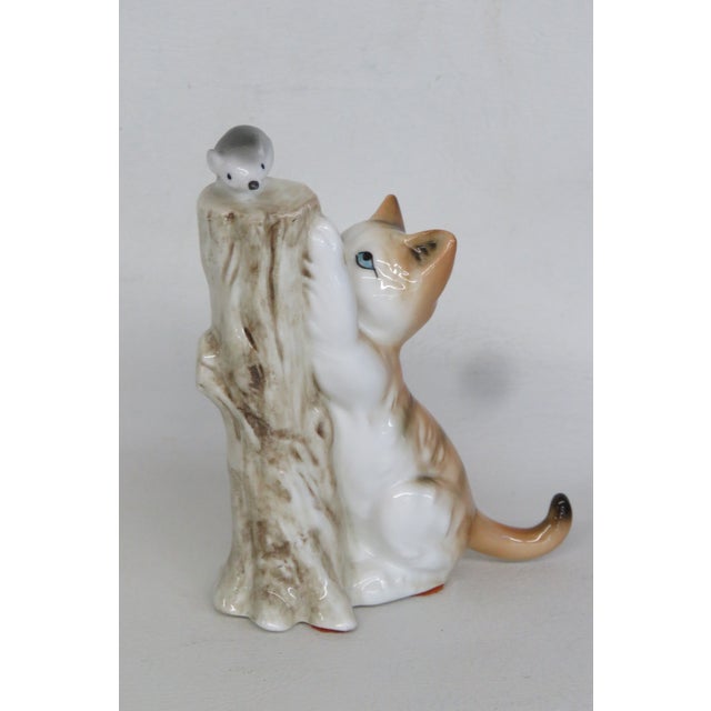 Figurative Bone China Taiwan Tabby Cat Chasing Mouse Up a Tree Stump Ceramic Figurine 4964b For Sale - Image 3 of 14