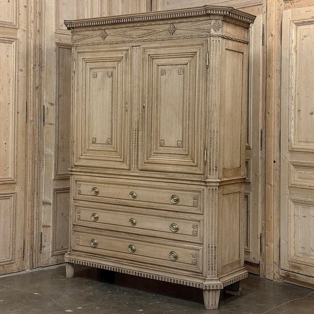 18th Century Dutch Louis XVI Period Stripped Oak Linen Press For Sale - Image 4 of 18