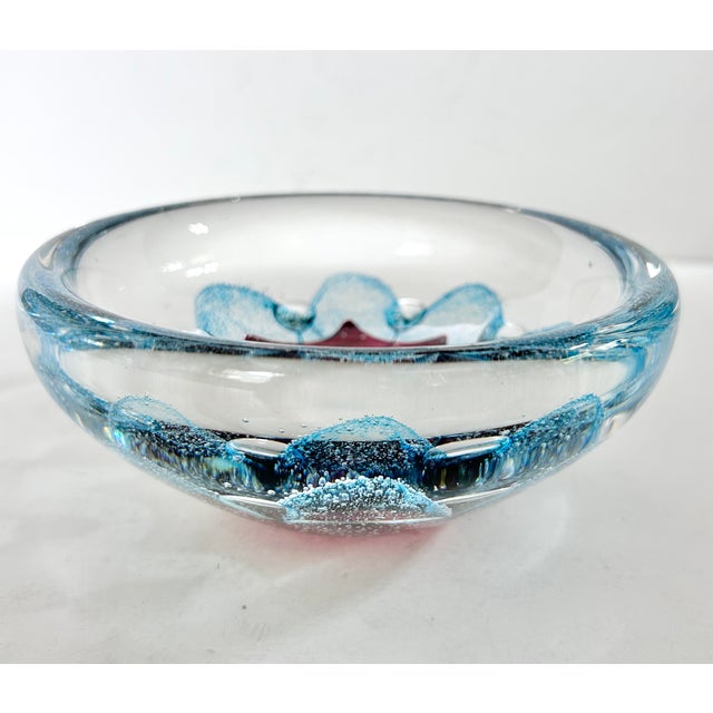 Mid-Century Modern Vintage Murano-Style Art Glass Bowl – Controlled Bubble Sommerso Magenta & Blue Floral Dish For Sale - Image 3 of 8