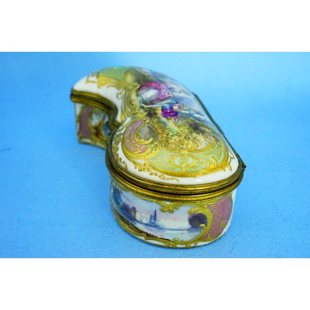 Porcelain Snuffbox Jewelry Box by Edme Samson Manufacturing, Sevres, 19th Century For Sale - Image 5 of 18