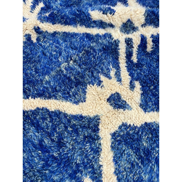 Early 21st Century Blue and Ivory Hand-Knotted Moroccan Mrirt Rug, 2010s For Sale - Image 5 of 12