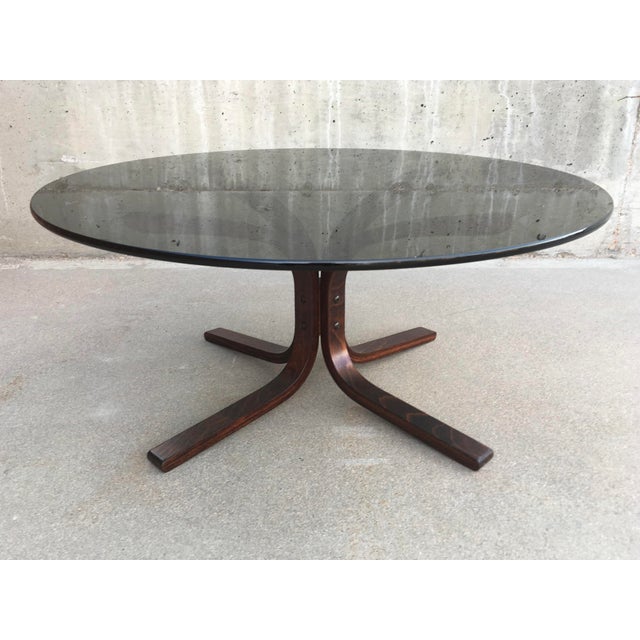 “Siesta” bent beechwood coffee table with round thick smoke glass, Ingmar Relling for Westnofa of Norway, circa 1970s....