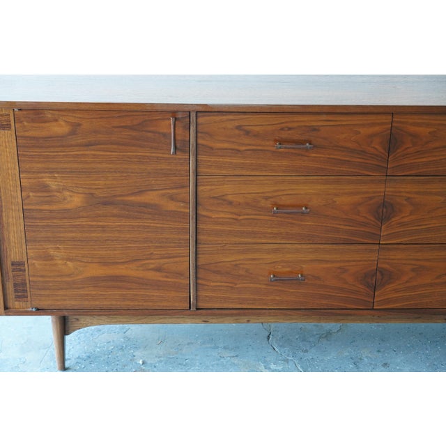 1960s Kroehler Mid-Century Modern Walnut Credenza Dresser With Rosewood Handles For Sale - Image 11 of 12