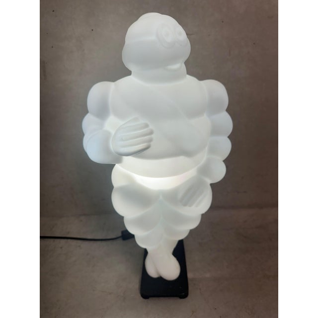 Nice industrial ‘Bibendum’ table lamp. Mounted on a sturdy metal base. Angle is adjustable. Equipped with an E14 socket....