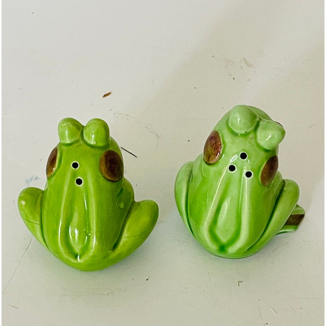 Vintage pair of Gree. Frog salt and pepper shakers. Mid century modern collectible tableware.