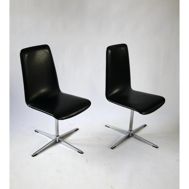 Mid-Century Modern Swivel Chairs in Black Vinyl, 1970s, Set of 2 For Sale - Image 3 of 9
