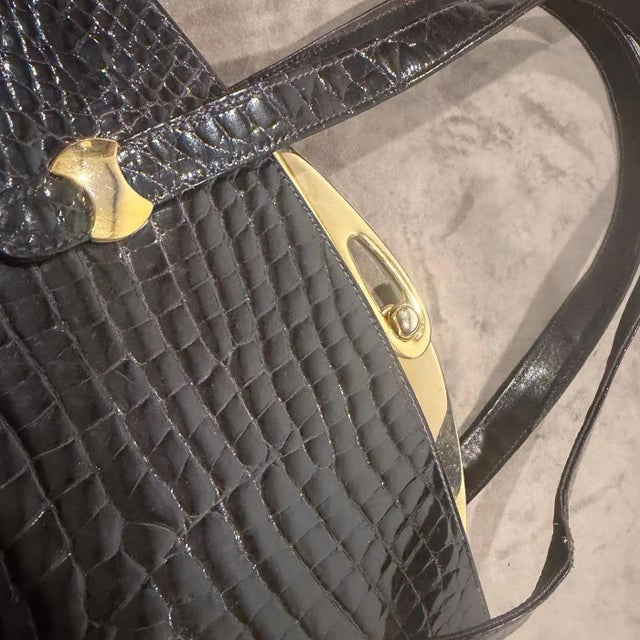 An Elegant 1960s Vintage Dark Brown Leather and Brass Clasp Italian Hand-Bag For Sale - Image 10 of 16