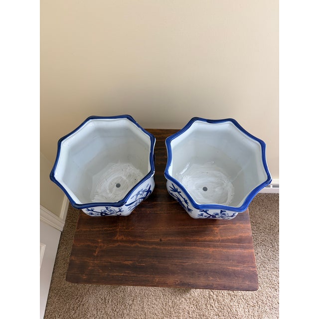 Maitland - Smith Pair of Blue & White Chinoiserie Porcelain Planters With Scalloped Form For Sale - Image 4 of 9