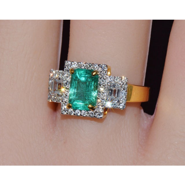 Mid-Century Modern Certified Natural 2.14cts Emerald vs F Diamond 18k Solid Gold Three Stone Halo Ring, Size 6.5 For Sale - Image 3 of 14