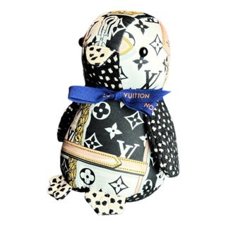 Louis Vuitton LV Monogram Vintage Silk Scarf Courageous Penguin For Sale