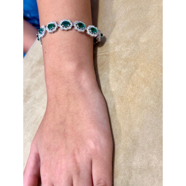10 Carat Natural Brazilian Emerald & Diamond Tennis Bracelet 14 Karat Gold For Sale - Image 11 of 18